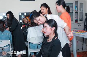 新手学化妆，选化妆培训学校这几个关键问题要问！