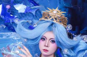 以前漫展排三小时队等妆娘，现在别人排队等我