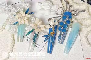 过年给顾客贴甲片，比坐办公室时快乐多了